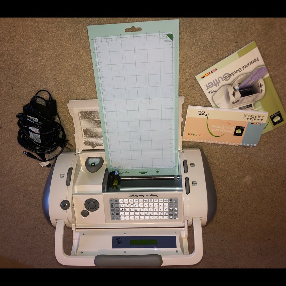 Cricut machine - Picture 4 of 5